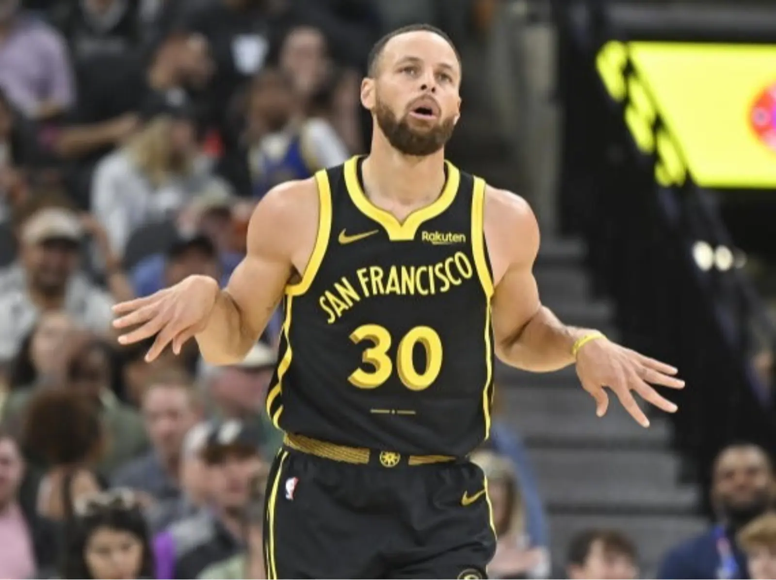 NBA／Stephen Curry「回場違例」裁判沒響哨，Tre Jones 超傻眼當場雙手一攤！