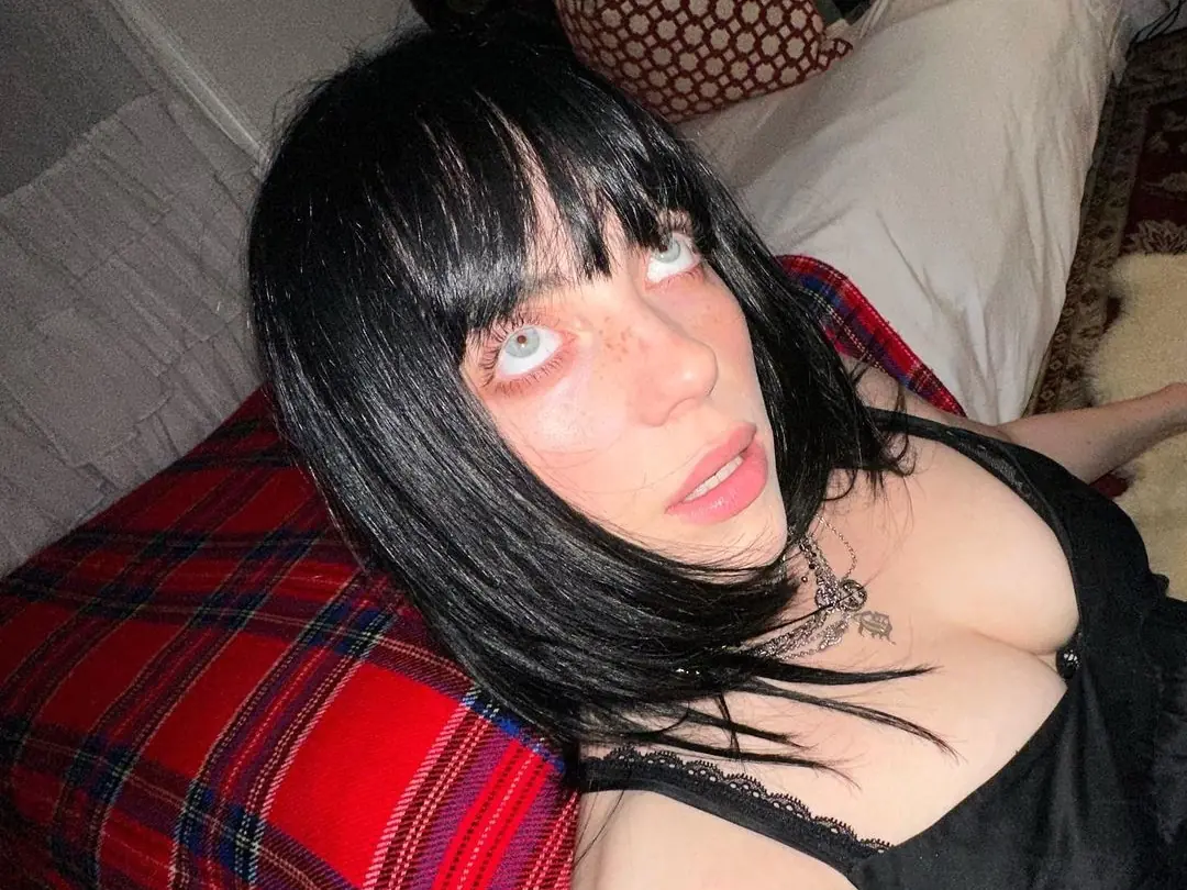 怪奇比莉 Billie Eilish 反對黑膠唱片，有夠不環保：「還有人推出 40 種版本！」