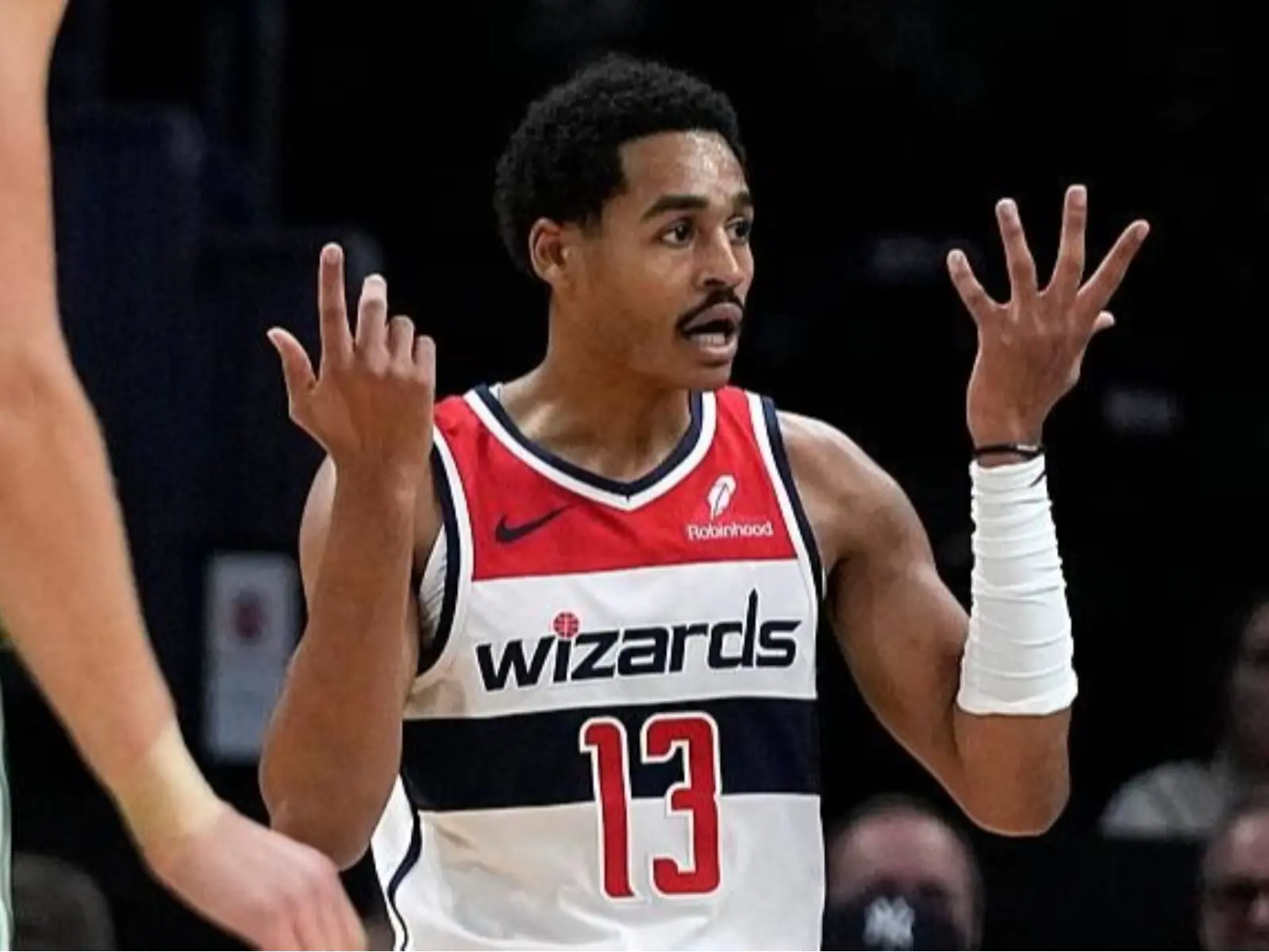 NBA／Jordan Poole 切入「慘摔倒地」好糗畫面曝光，球迷事後釐清還原事發真相！