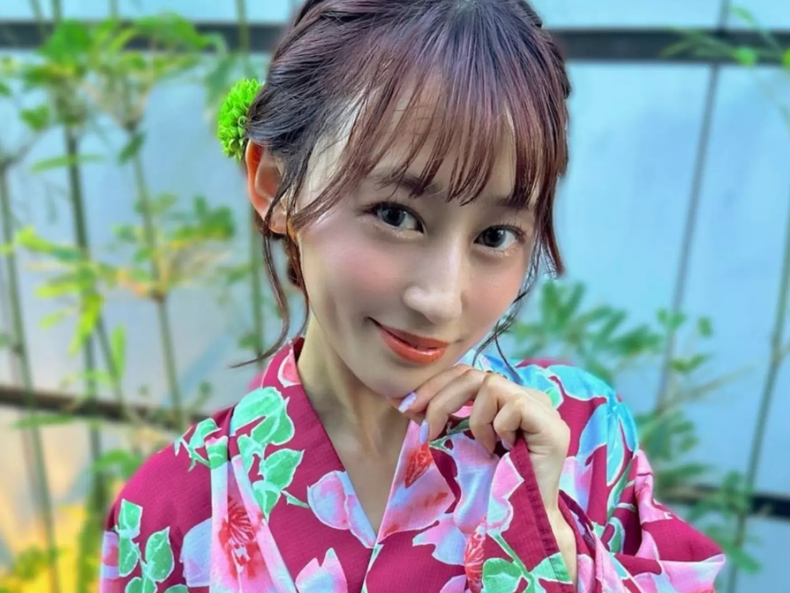 日本正妹 YouTuber「まっか macca」拍「一字馬前彎姿勢」，超火辣影片立刻引起全網暴動！