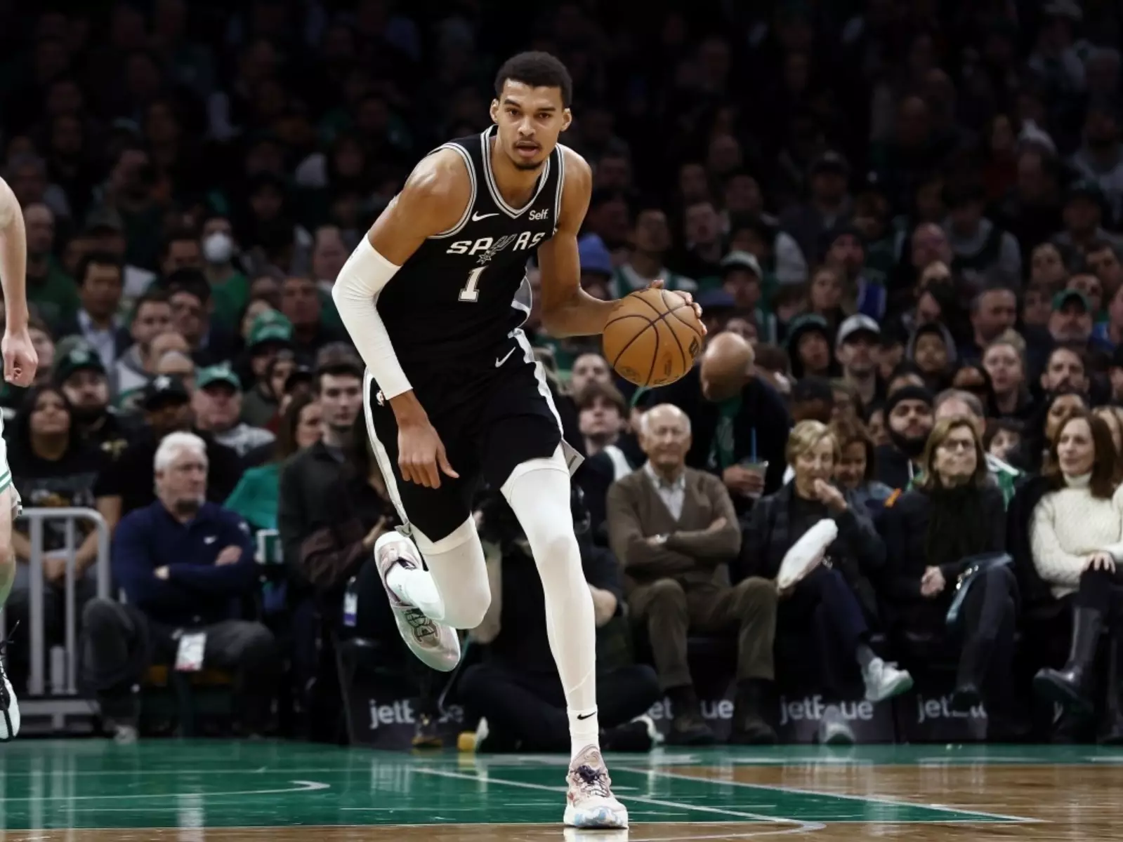 NBA／Victor Wembanyama 效仿 Curry 三分球「射後不理」招牌動作驚艷全場！