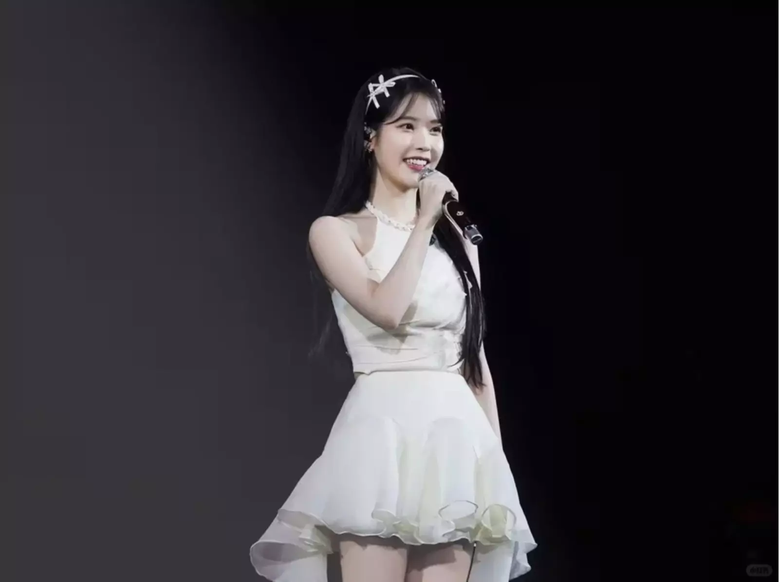 IU 李知恩台北演唱會 5 大絕美造型一次看！哪一套讓你暈得咪咪冒冒？
