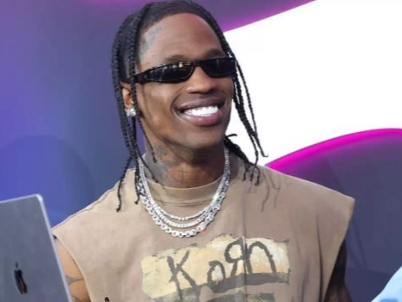 Travis Scott 參加校園聯名宣傳活動，竟在學生 iPad 寫上「多讀書少Ｘ槍！」