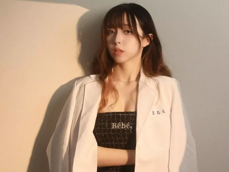 滑雪正妹 Holly 雪地只穿比基尼辣翻！身分神出居然是醫學系高材生！【野生抓正妹】