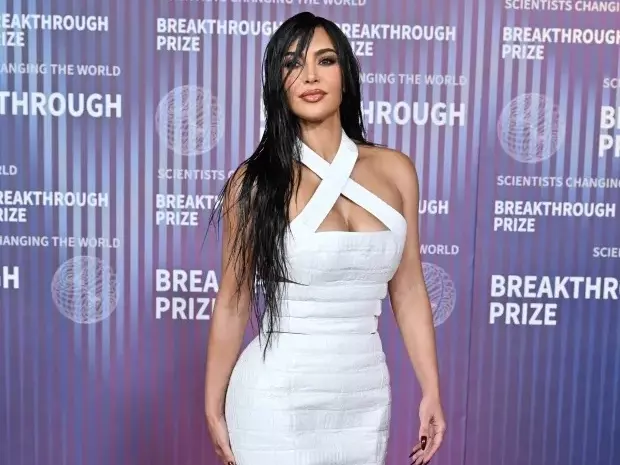 金卡戴珊 Kim Kardashian 出席活動，一頭溼答答髮型亮相遭酸：「昨天沒洗頭？」