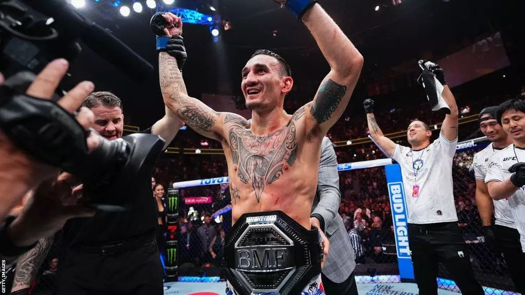 UFC／Max Holloway 擊倒 Justin Gaethje 贏得 BMF 冠軍，壓秒 KO 劇本超狂！