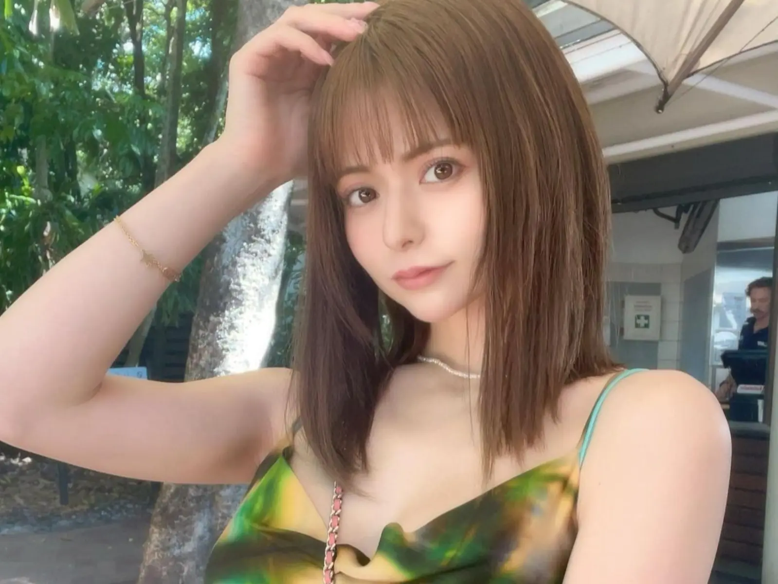 「M の女王」紅羽祐美超狂技能驚呆眾人！雪地單穿 CK「開腿」火辣程度爆表！【野生抓正妹】