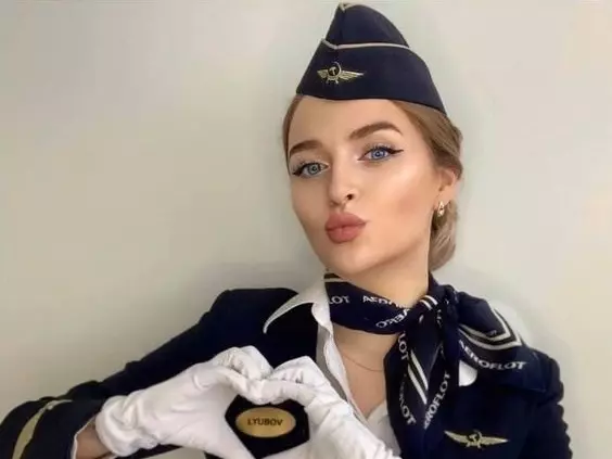 TikTok 空姐分享這 4 種客人最討喜！最愛被問：「要過夜嗎？」