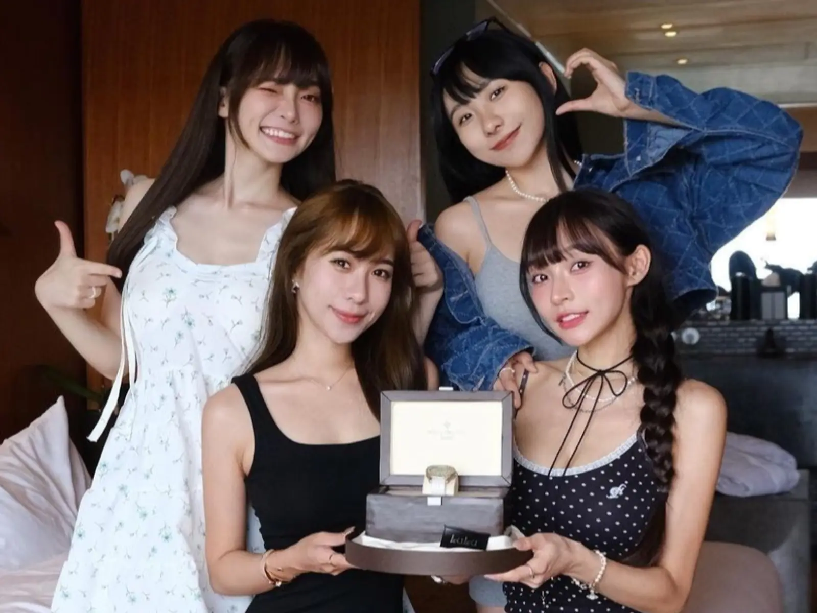 林襄合體棠娜、冠 0、Lulu 比基尼辣跳「ILLIT 手指舞」！其中唯獨「她」全身包緊緊，網友讚：「王者總是低調！」【野生抓正妹】