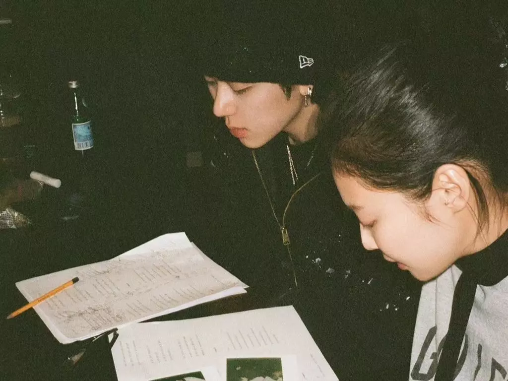 BLACKPINK Jennie、Zico 合作引熱議！開公司後邀約不斷，粉絲痛批：「YG 拖累她！」
