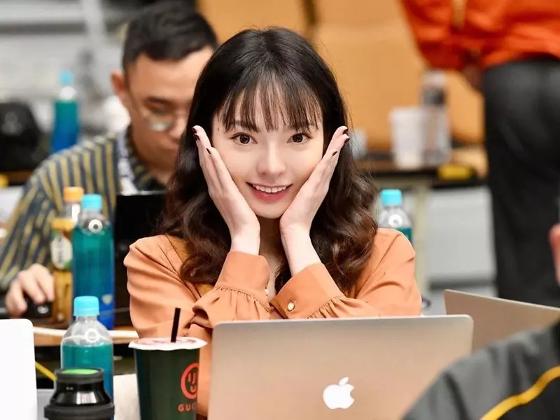 美女主播張良瑜秀深V泳裝！前後大開辣翻網友！【野生抓正妹】