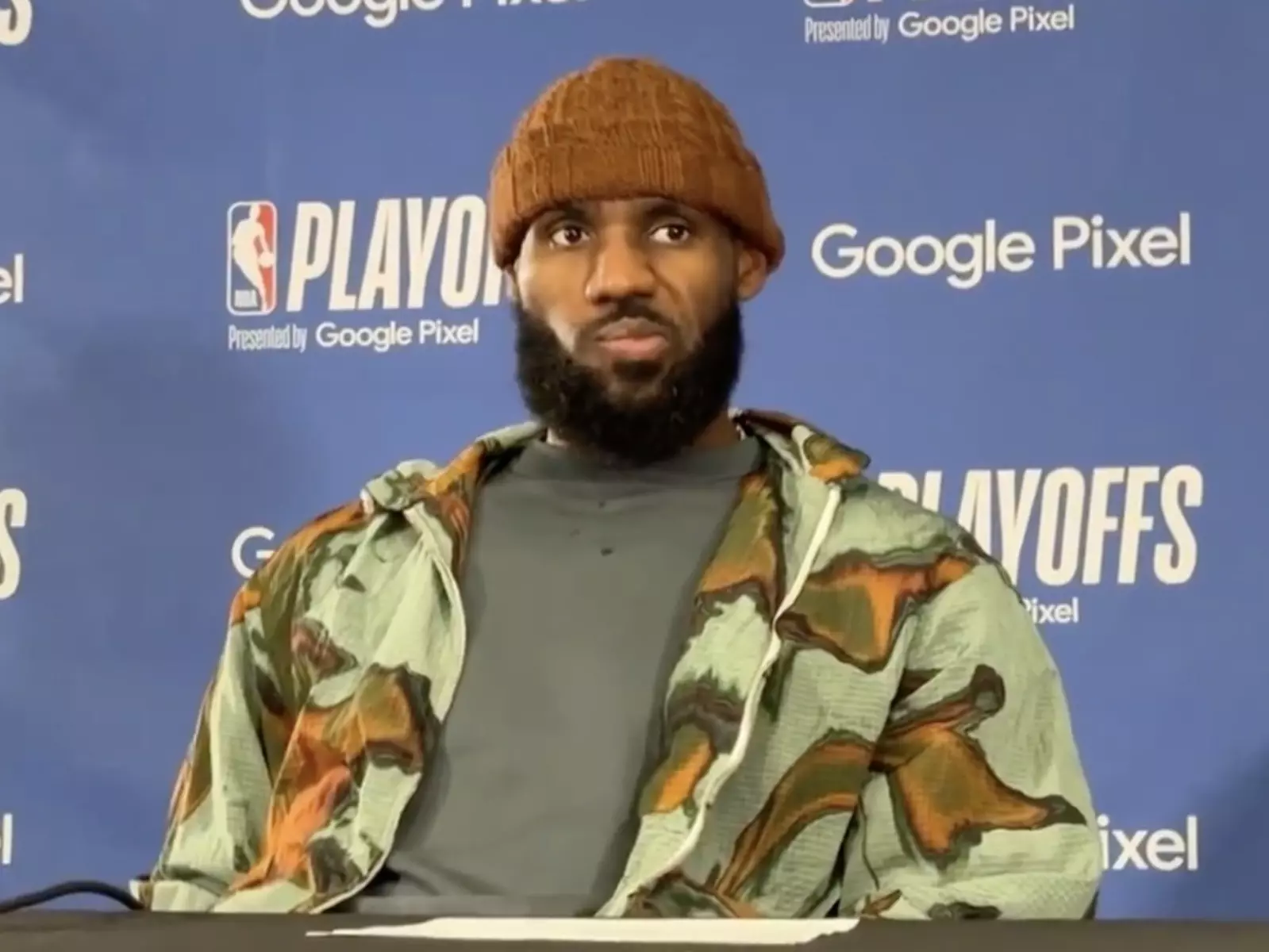 NBA／D'Angelo Russell 被打臉卻改判沒犯規，詹皇怒：「我們要他 X 的要回放中心幹嘛？」