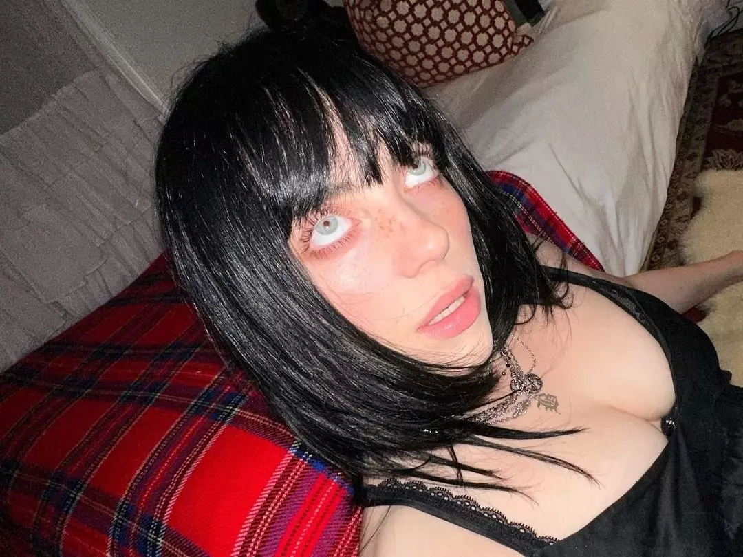 Billie Eilish 自爆飽受憂鬱症所苦！坦言：「我不是一個快樂的人！」