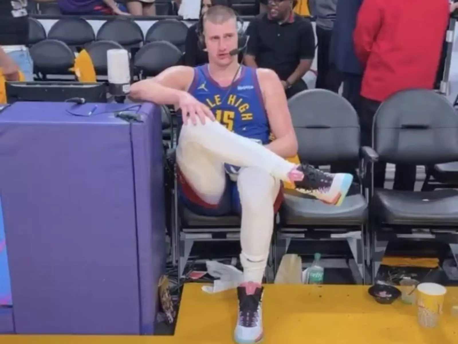 NBA／金塊再贏湖人系列賽聽牌！Nikola Jokic 賽後「翹二郎腿」受訪畫面曝光！