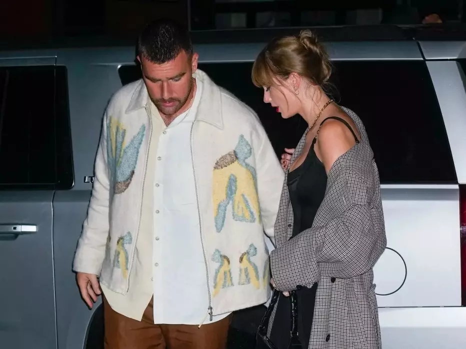 特拉維斯凱爾西 Travis Kelce 親吻泰勒絲 Taylor Swift 肩膀原因狂圈粉！直言：「別受輿論束縛去愛吧！」