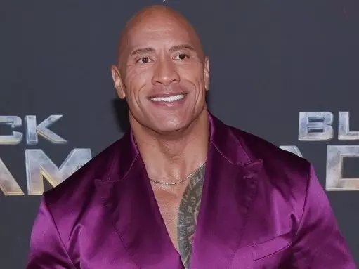 巨石強森 Dwayne Johnson 遭劇組爆料寧願尿瓶子裡，也不願走到廁所上！