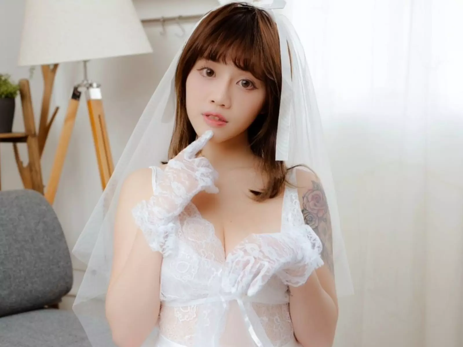 正妹涵涵隨身攜帶「兩大粒」顧攤爆紅！如今再「無罩」賣炸鮮奶超犯規！【野生抓正妹】