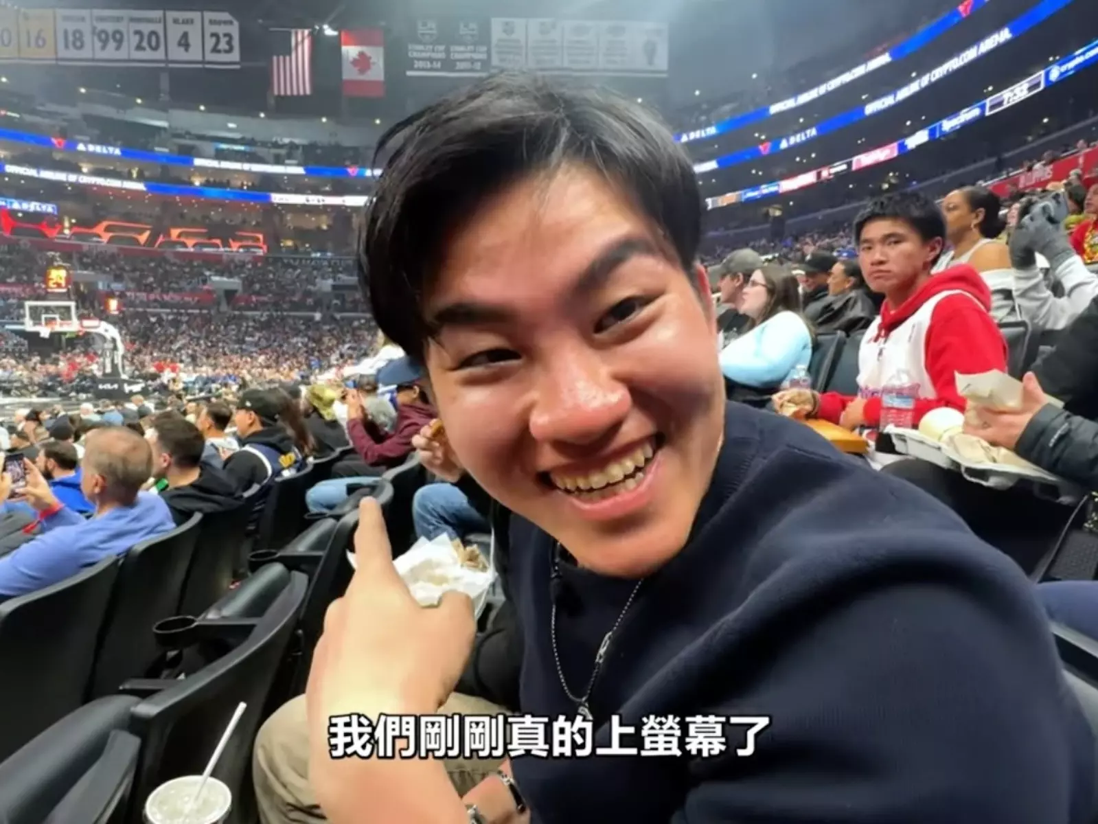 網紅 Joeman 首次看 NBA 意外登上大螢幕，忍不住直呼：「太爽啦！」