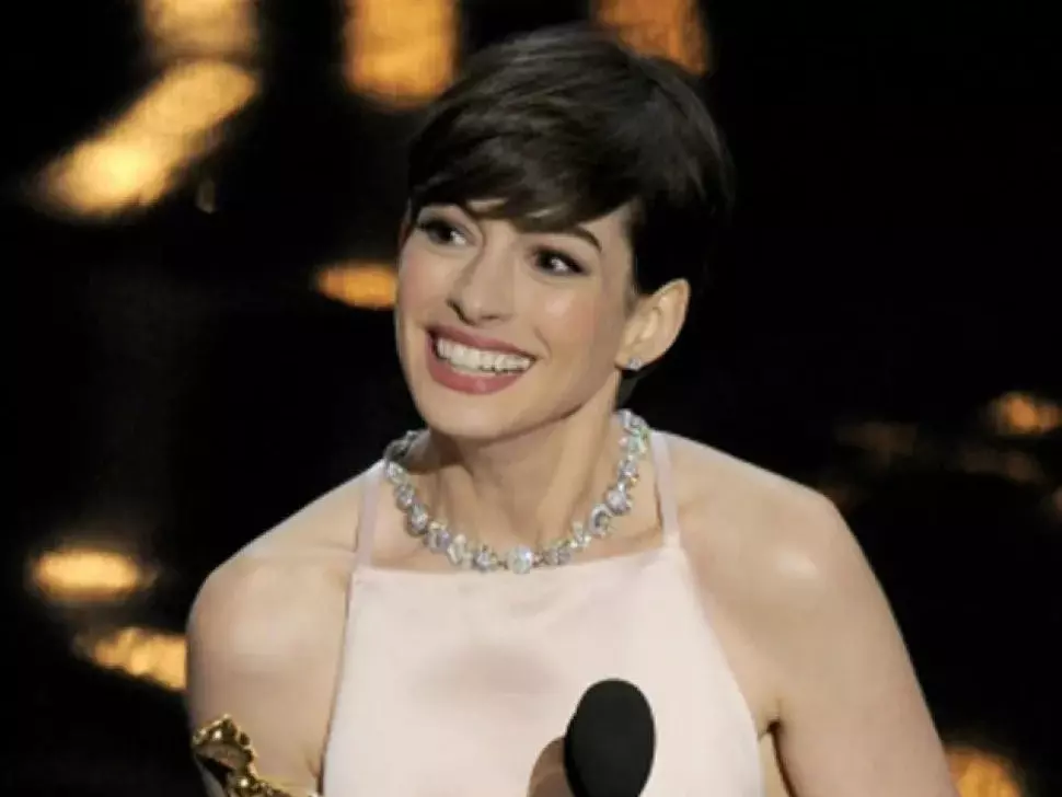 安海瑟薇 Anne Hathaway 回憶被好萊塢公幹時期，笑談是過來人：「成長中必經痛苦！」