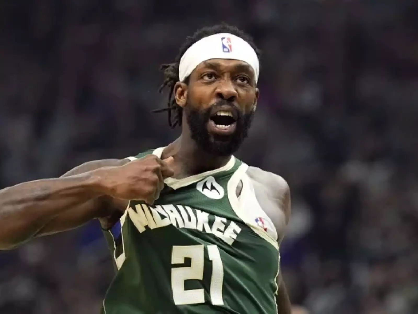 NBA／Patrick Beverley 用球怒砸溜馬球迷，賽後嗆女記者「沒訂閱我頻道就不給你採訪！」