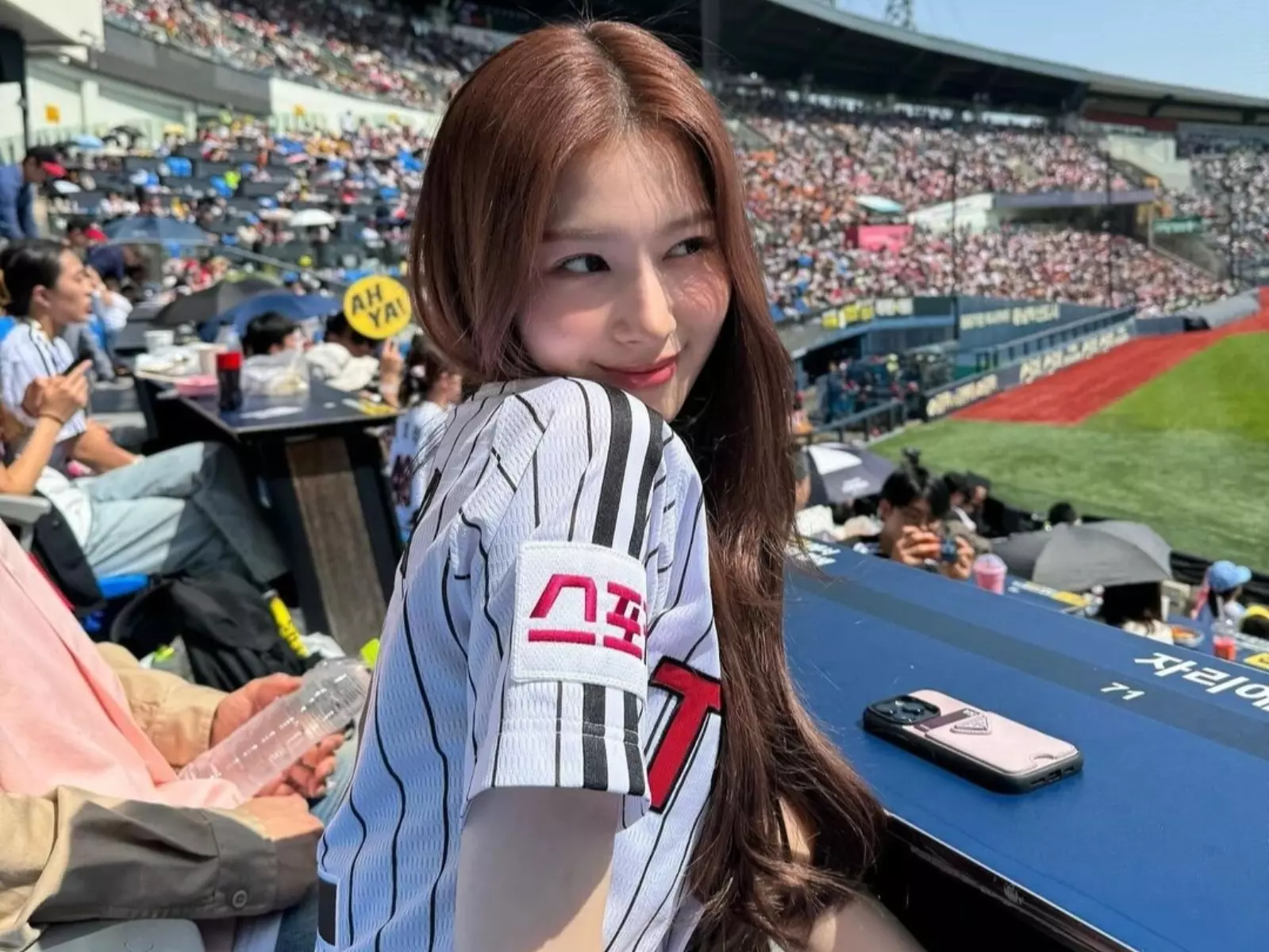 TWICE「Sana」受邀擔任韓職最美開球嘉賓！現場加碼放送應援舞蹈暈翻啦！
