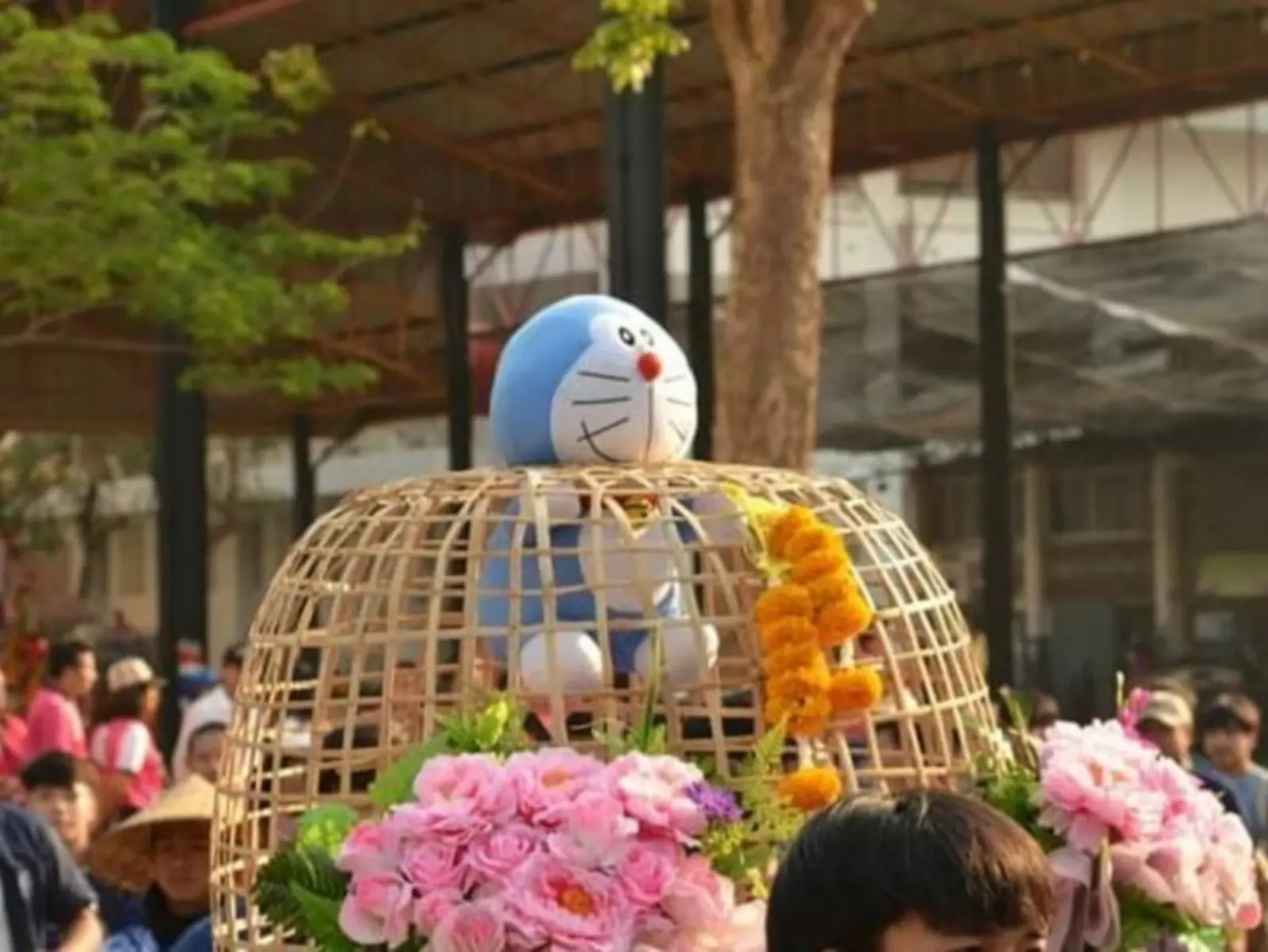 泰國村民以「哆啦 A 夢」玩偶取代真貓舉辦祈雨儀式，超可愛畫面吸引網友們大讚！