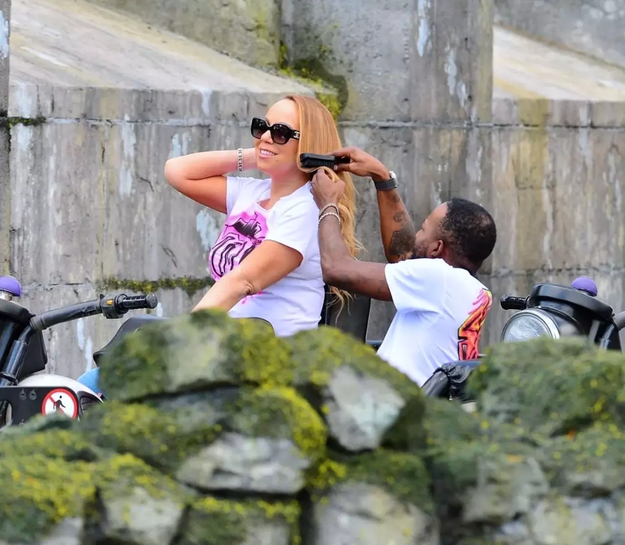 美國天后瑪麗亞凱莉 Mariah Carey 玩雲霄飛車，竟請髮型師一旁隨時整理頭髮引熱議！