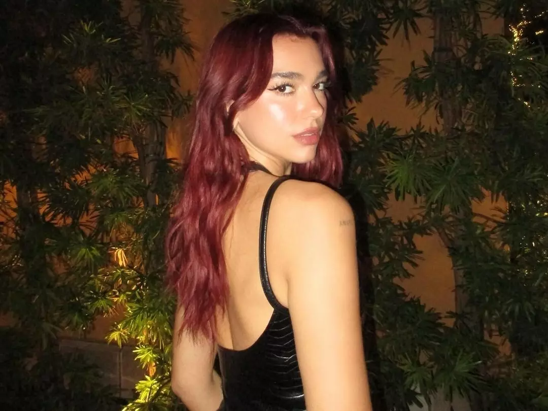 杜娃黎波 Dua Lipa 將來台獻唱！昔日舞台影片遭網友惡意嘲笑，坦言好受傷：「我決定離開！」