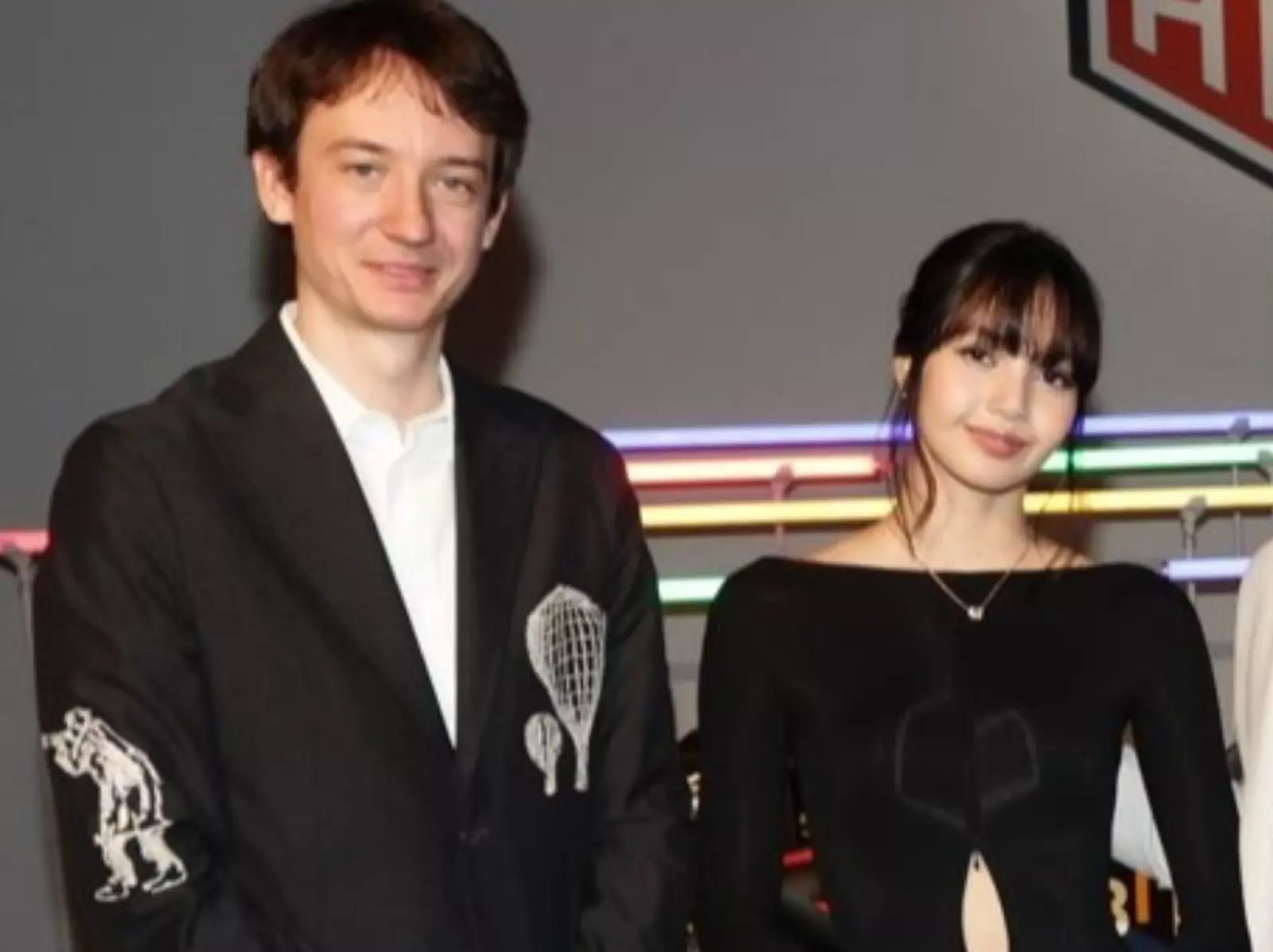 BLACKPINK Lisa 罕見同框緋聞男友 LVMH 三公子 Frédéric Arnault！引網驚呼：「官宣了！？」