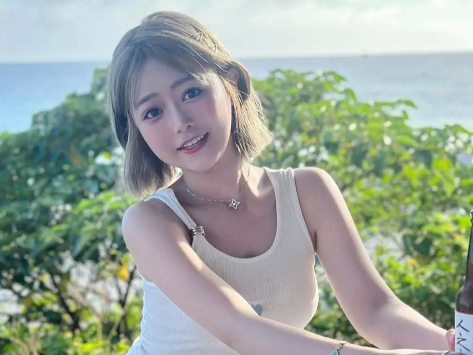 網紅海豚再度化身「麥當勞女神」好懷念！白色襯衫羞透火辣內裡，網友暴動：「又長大了！」【野生抓正妹】