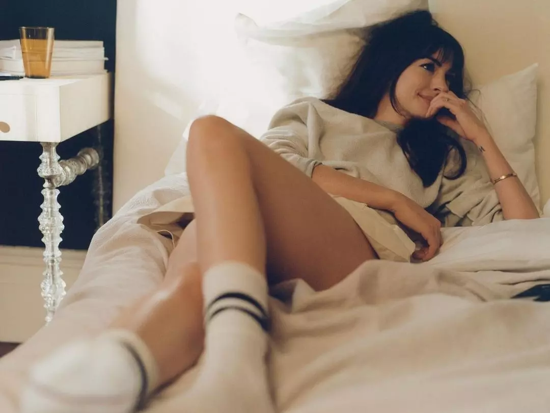 《關於你的想法》安海瑟薇 Anne Hathaway 自爆已戒癮五年！坦言：「它就是墮落的燃料！」