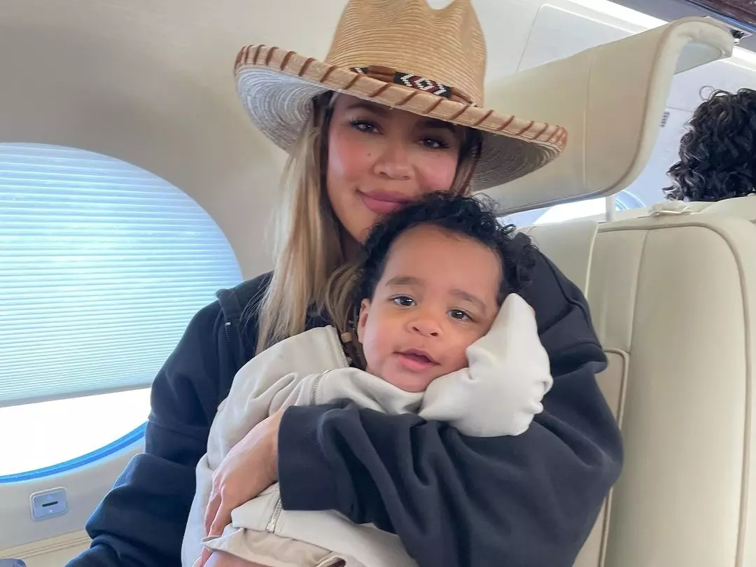 科勒卡戴珊 Khloé Kardashian 爆出想讓兒子和 TT 做親子鑑定！坦言：「跟我弟弟長太像了！」