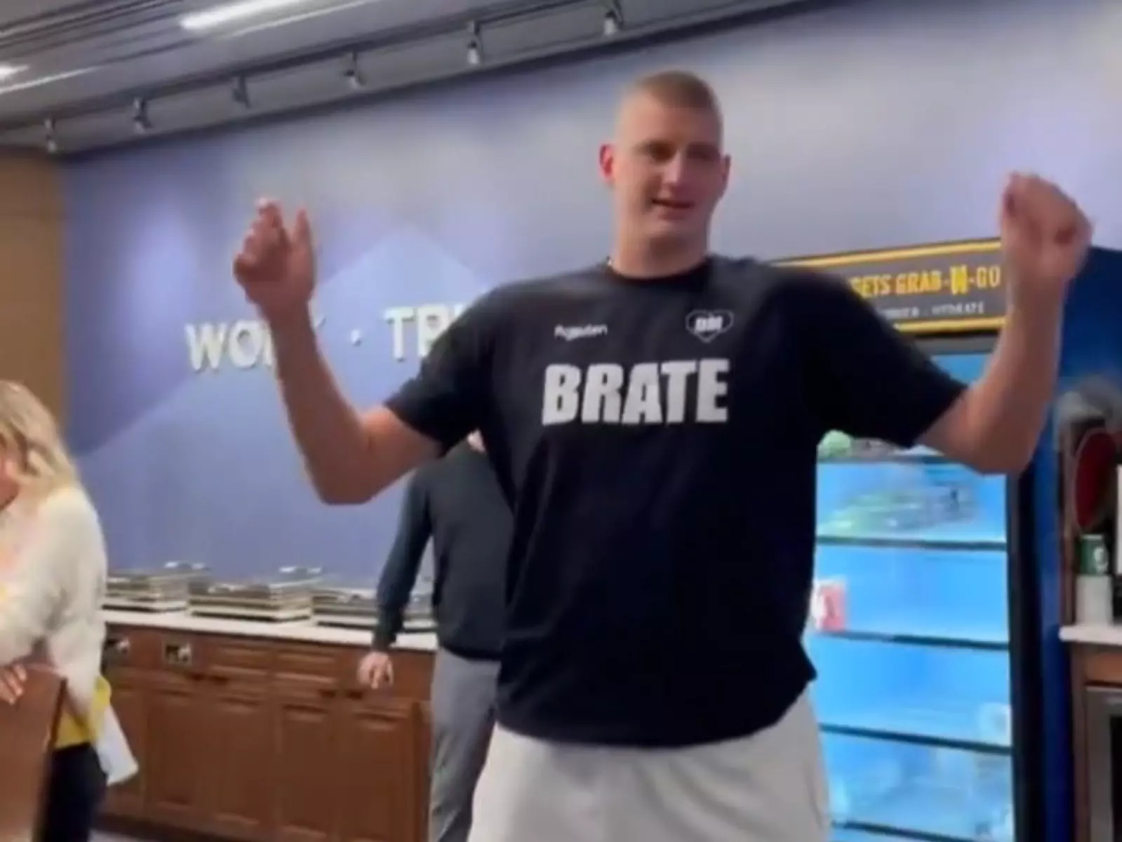 NBA／Nikola Jokic 三度獲選年度 MVP，獲獎當下「超敷衍慶祝」畫面曝光！