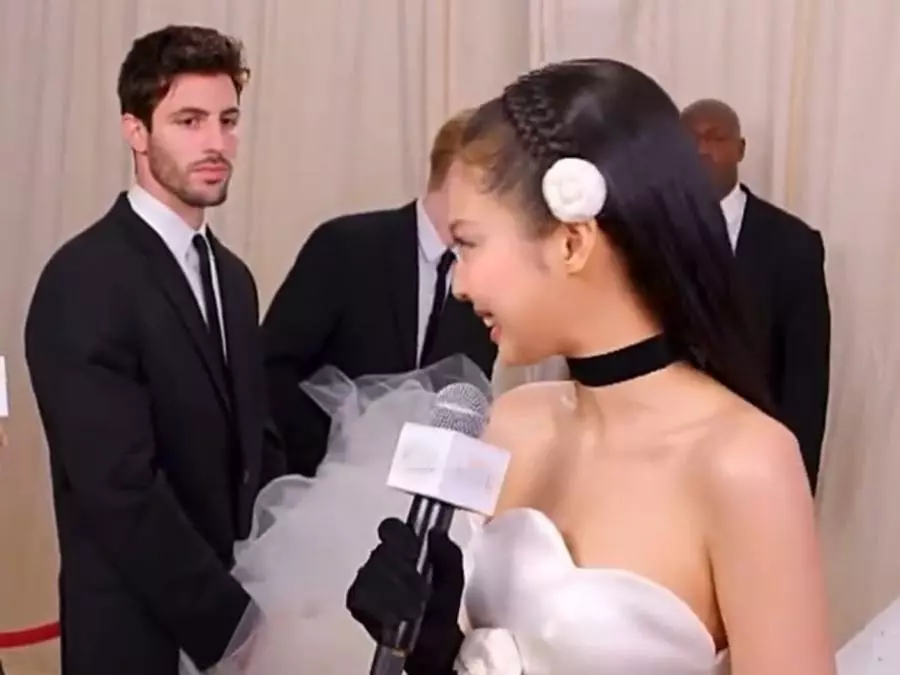 BLACKPINK Jennie 背後男模慘遭 Met Gala 開除！背後原因竟是：「長太帥！」