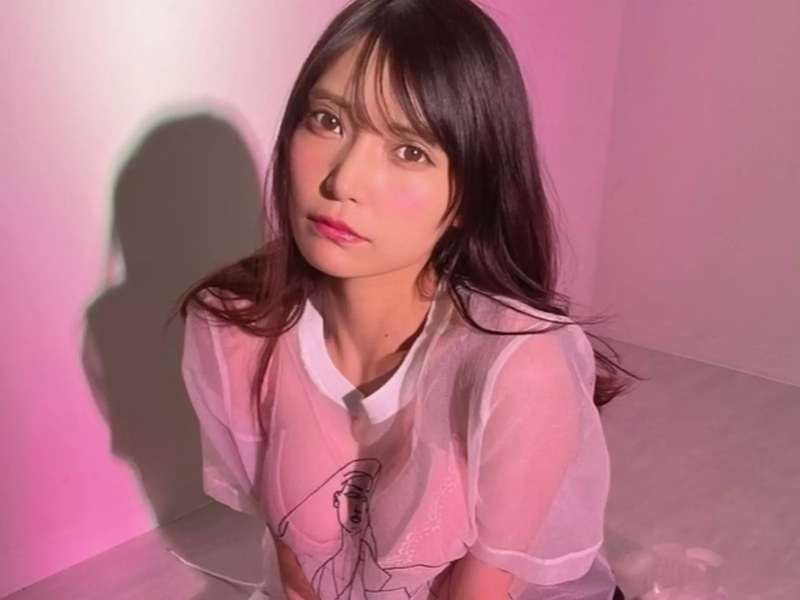 「暗黑版黑嘉嘉」似鳥沙也加放送事故曝光！工作照「遭鏡子出賣」火辣身軀全現形！【野生抓正妹】