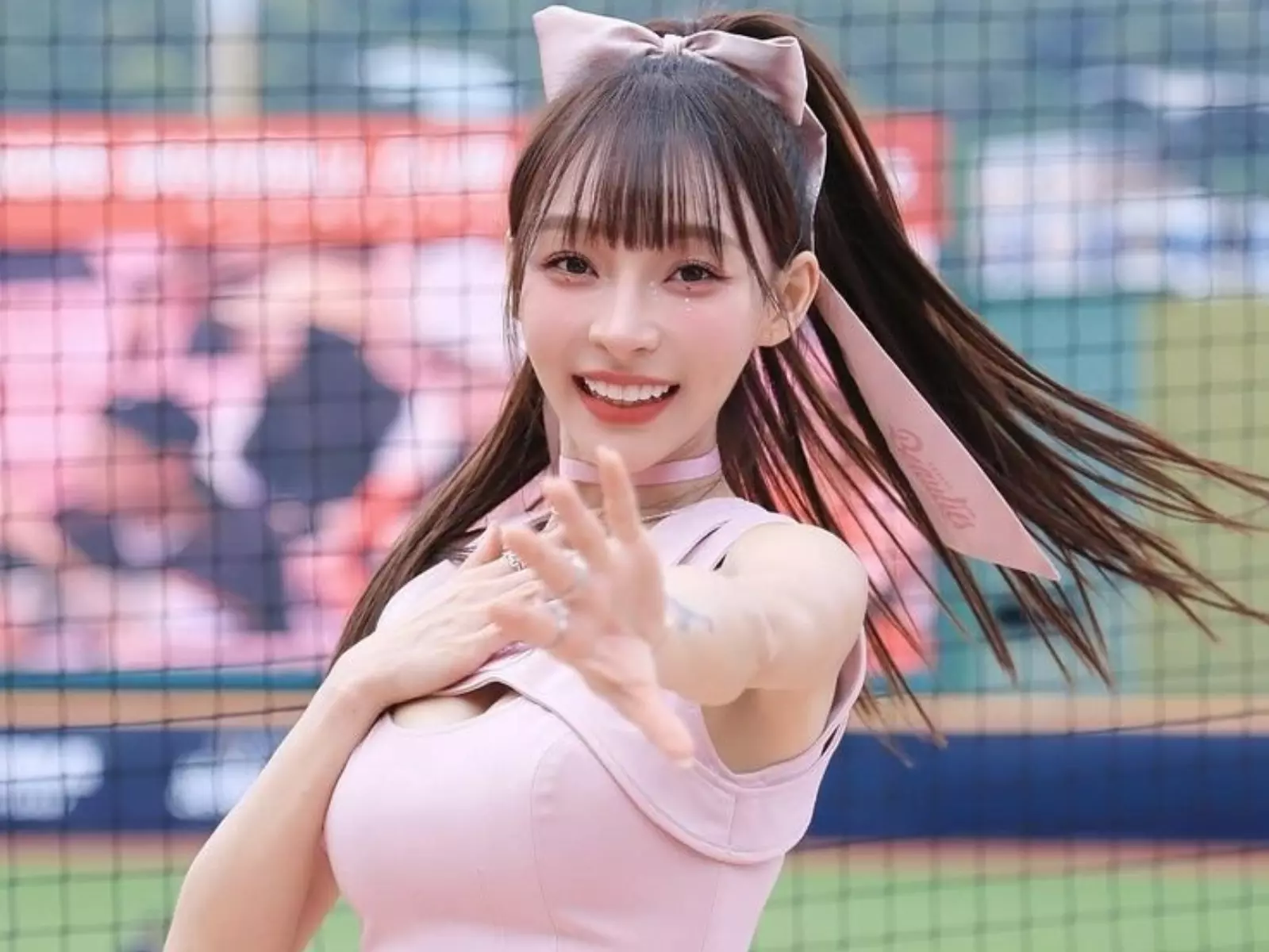 林襄香檳禮服解鎖豐滿曲線！加碼「五大美辣瞬間」你扛的住嗎？【野生抓正妹】
