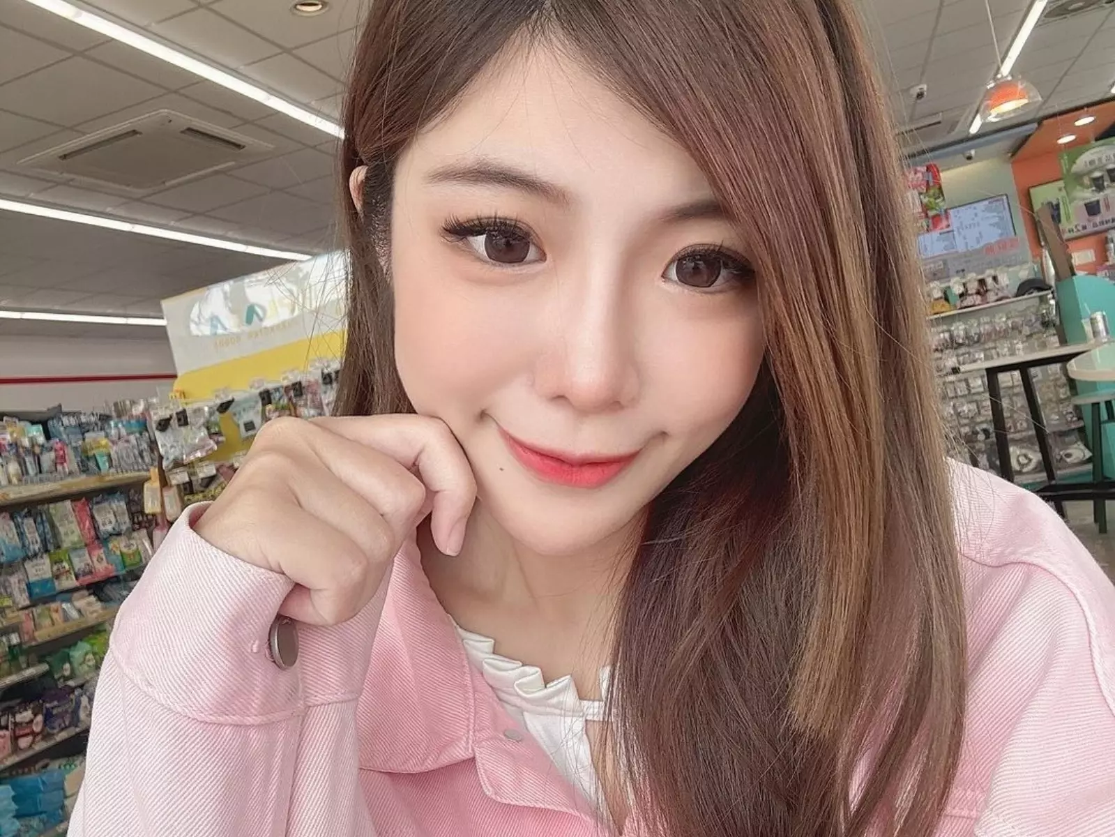 員林腿庫飯「正妹老闆娘」彎腰推薦自家產品！網友暴動：「看起來豐滿可口！」【野生抓正妹】