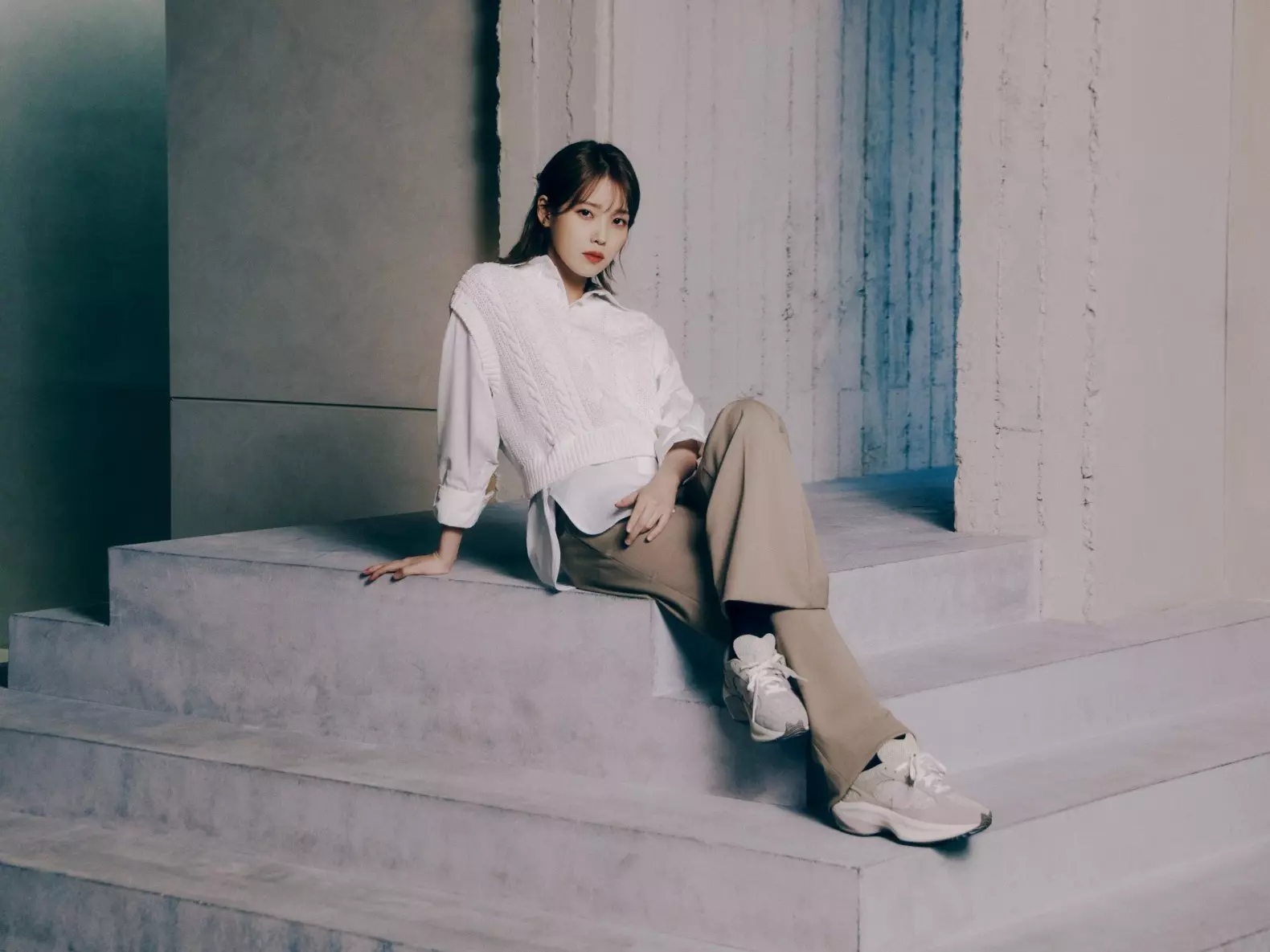 New Balance Grey Days 2024 限量鞋履登場，IU 再次領銜示範上腳！