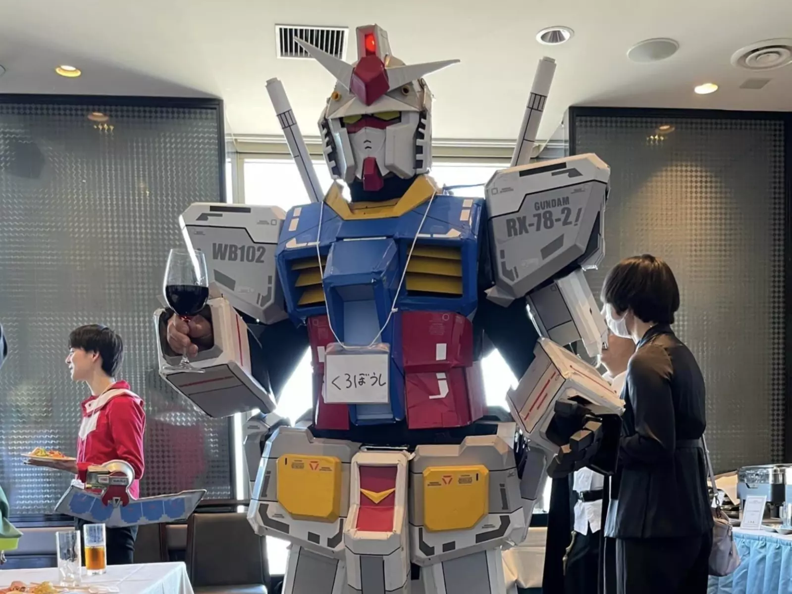 日本網友 Cosplay 成「機動戰士鋼彈」出席婚禮，超逗趣影片吸引超過 357 萬次觀看！