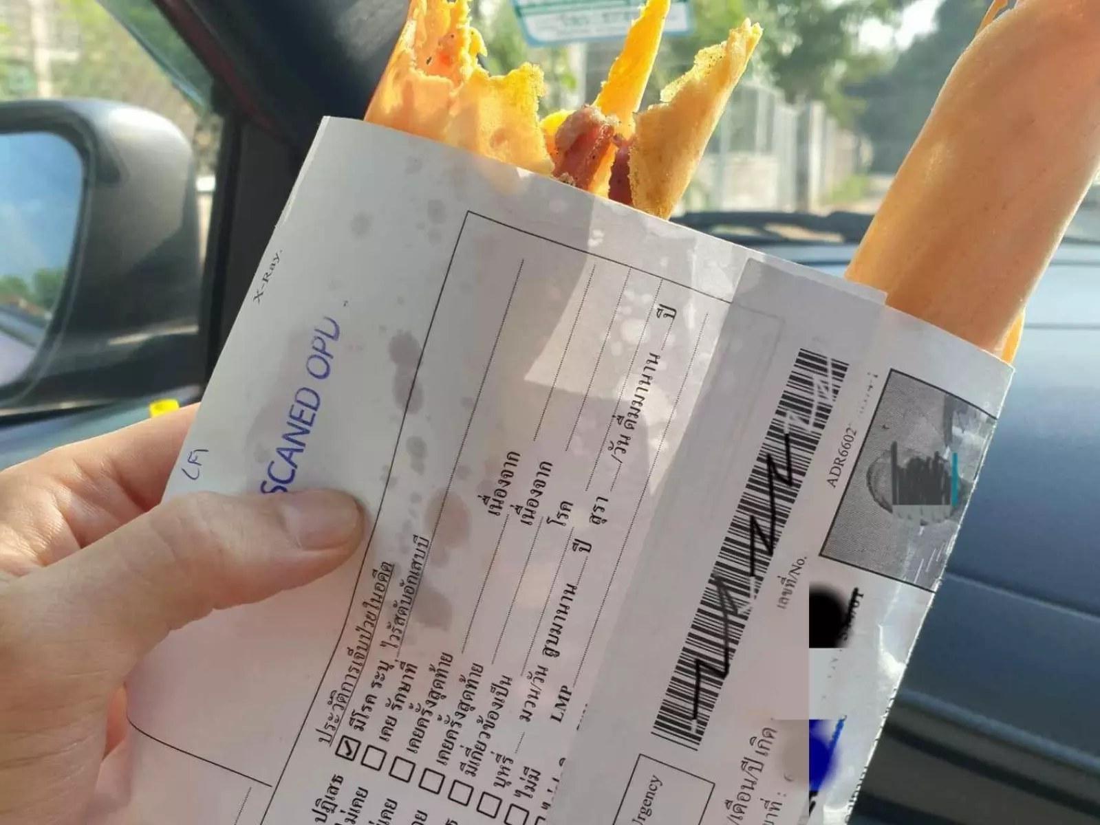 泰國民眾買小吃卻發現用「病歷單」來包裝，病單主人甚至還患有「B 型肝炎」引熱議！