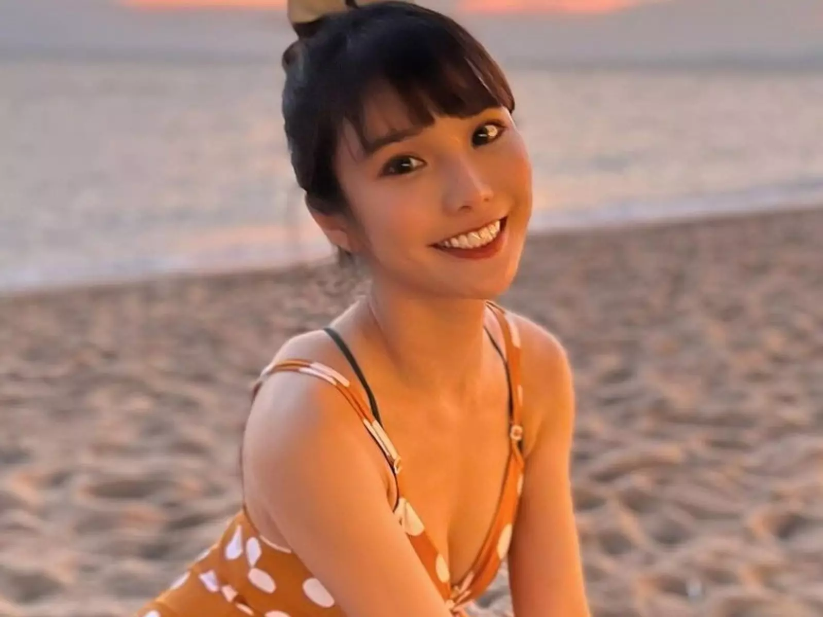 「樂天女孩」琳妲比基尼炸出豐滿好身材！嘴咬髮圈放送「浴室男友視角」破萬人暈爛！【野生抓正妹】