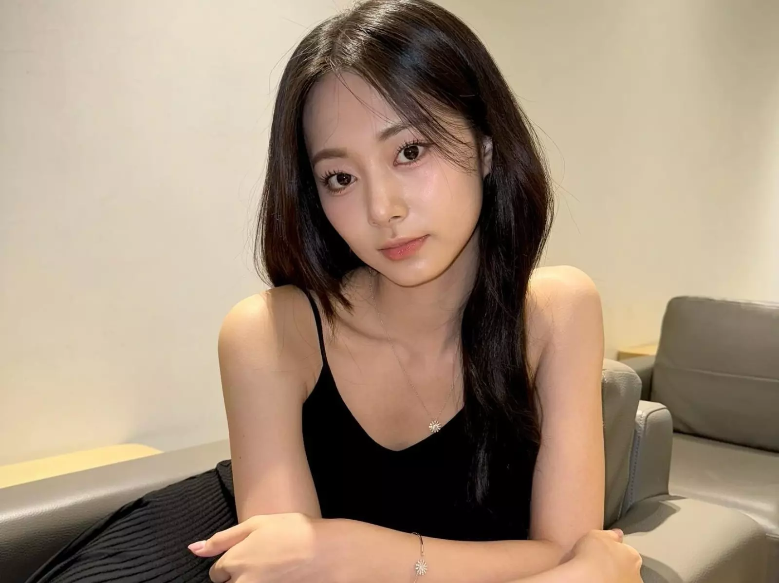TWICE 周子瑜美出新高度！5 大穿搭關鍵點擺脫「私服最難看」封號！