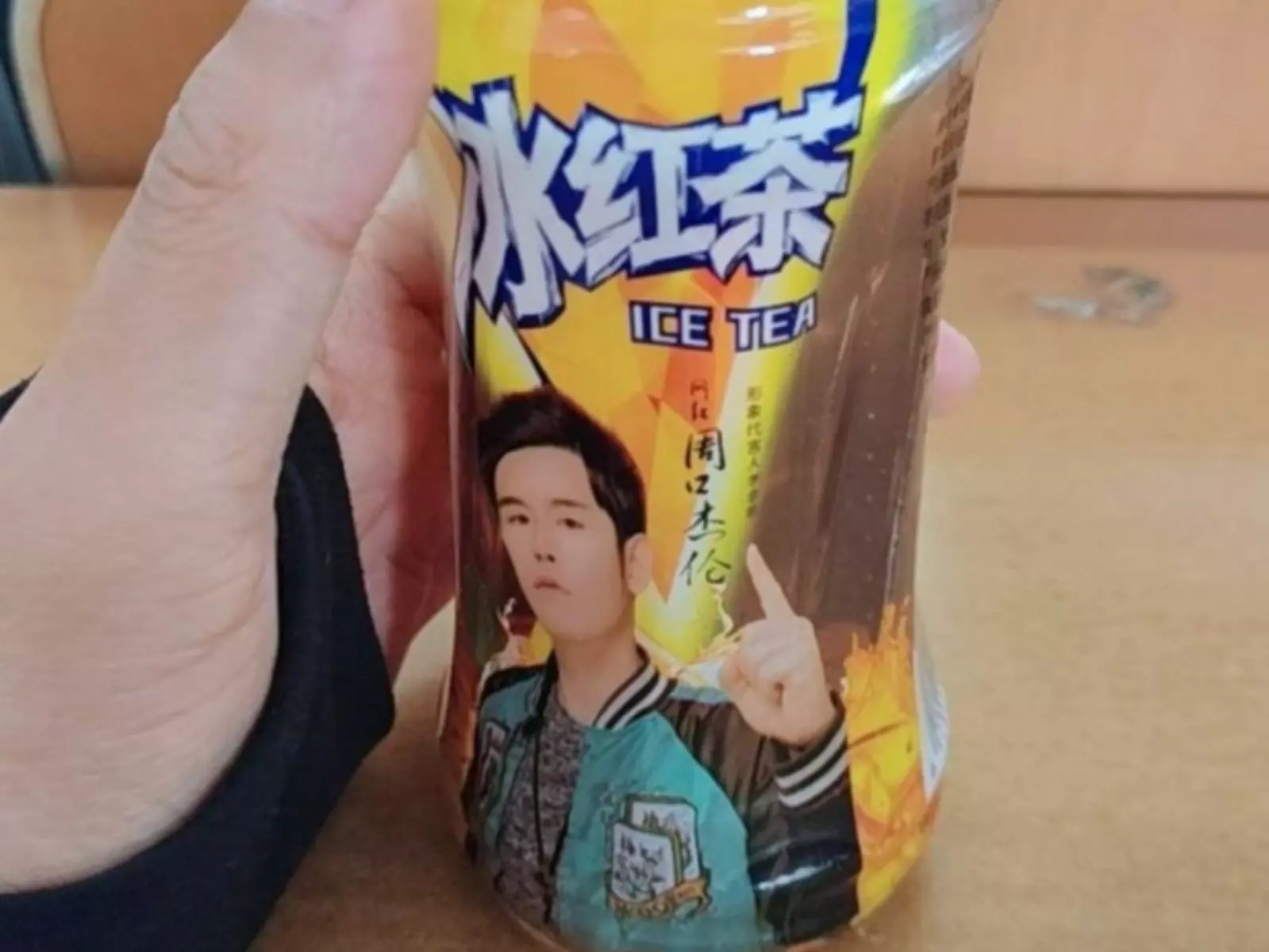 中國山寨飲料品牌請「假周杰倫」擔任品牌形象代言人，仔細一看竟寫著「周口杰倫」！