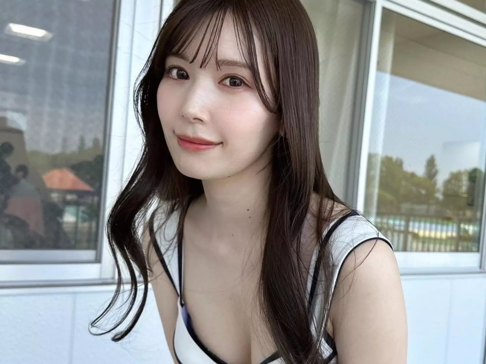 日本人氣女優「明里紬」曝光全新造型！網友驚呼：「好像南韓女團成員！」【老司 J 開車】