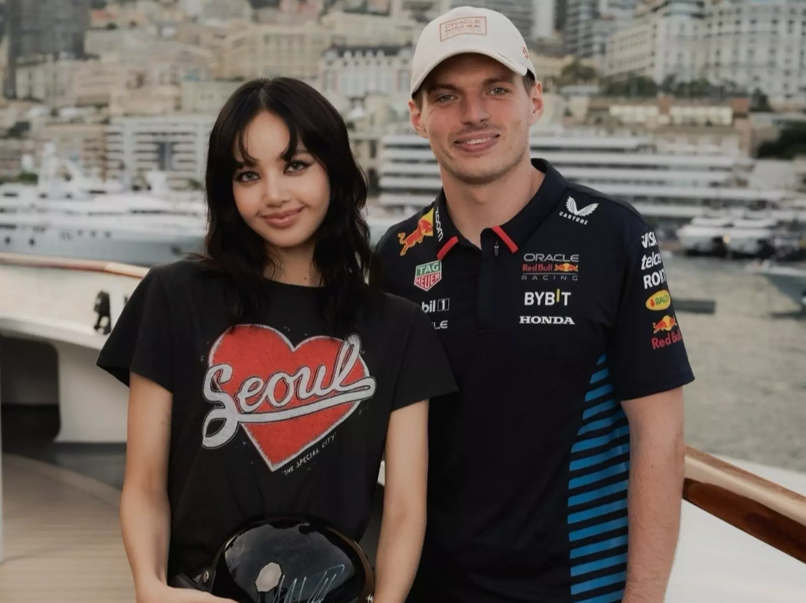 BLACKPINK Lisa 現身兩場 F1 比賽，「怪物級車手」Max Verstappen 皆未奪冠！網笑：「太辣分心了嗎？」
