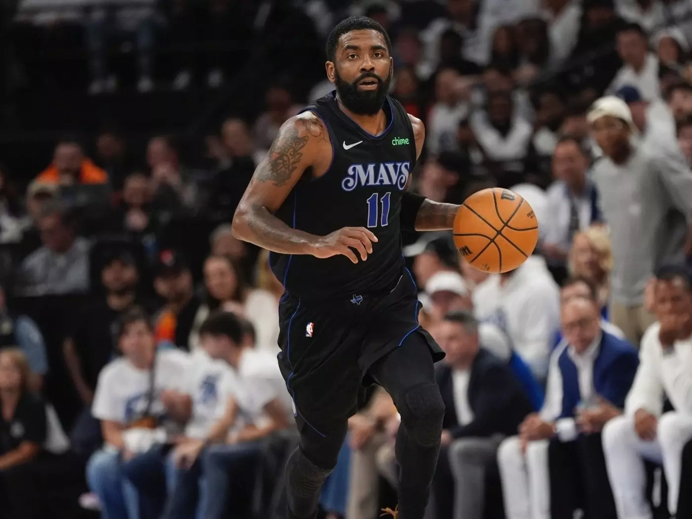 Kyrie Irving 私服搭配帥贏 Doncic？歐神仙造型比他的運球還好看！【NBA 球星穿搭】