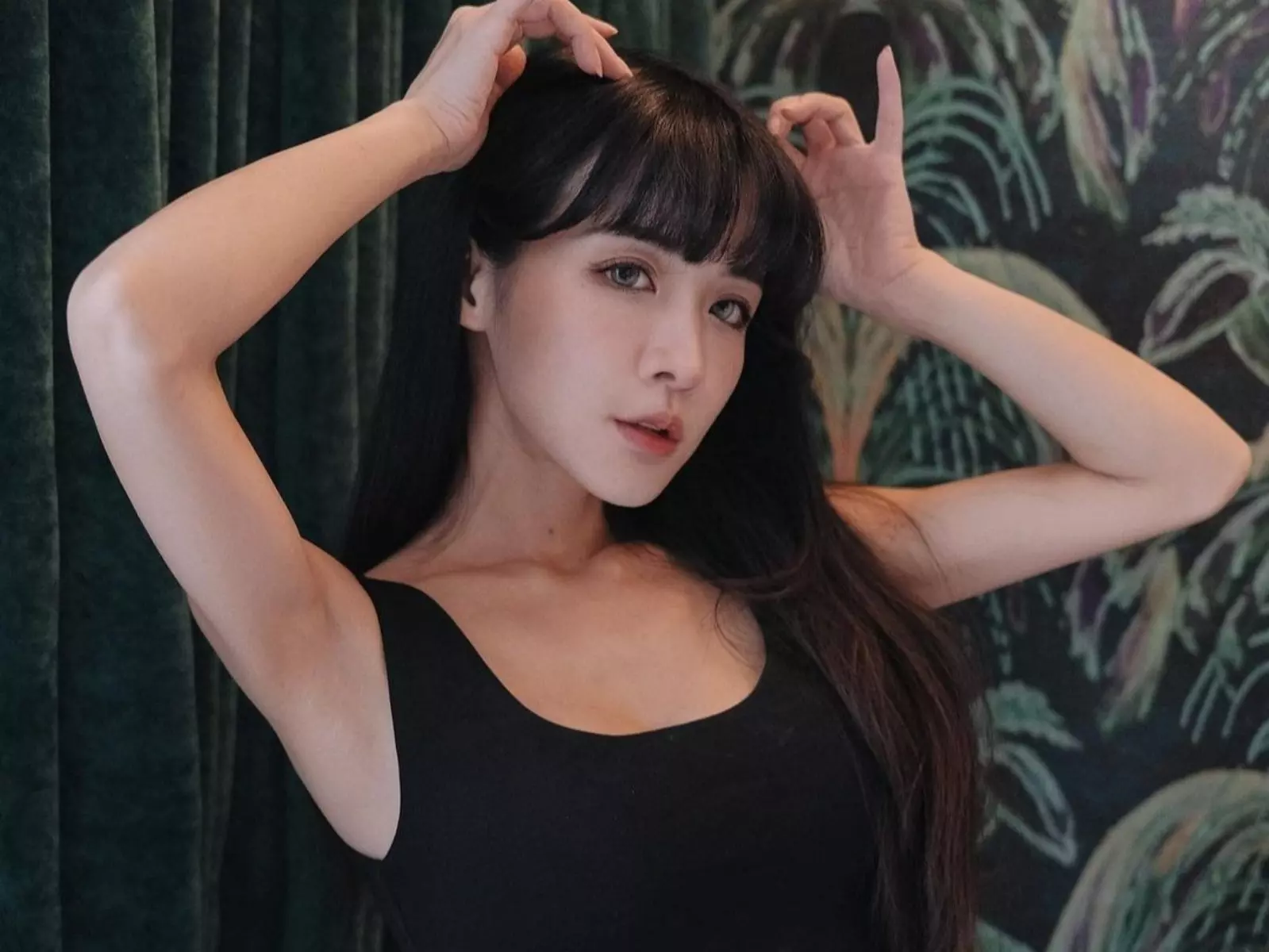 前「F.I.R.飛兒樂團」阿沁老婆花花成就解鎖！「雪地比基尼」解放火辣身材超犯規！【野生抓正妹】