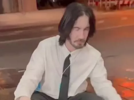 德國男子長相激似基努李維 Keanu Reeves！泰國街頭洗碗網友驚：「太接地氣了！」