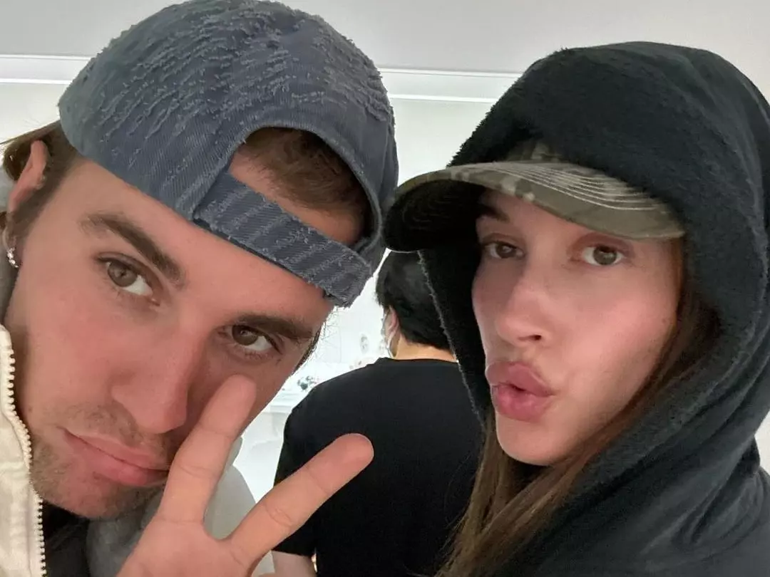 海莉比伯 Hailey Bieber 懷孕，慘遭賽琳娜粉絲攻擊：祈禱她流產、寶寶要取前任最愛的名字⋯引熱議！