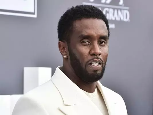 吹牛老爹 Diddy 再遭指控，在大學同學面前用皮帶毆打女友引熱議！
